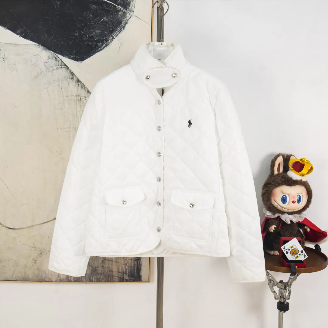 P390 zp version [Exclusive supply] Ralph Lauren/Ralph Lauren 2025aw autumn and winter popular items diamond-shaped quilted embroidered corduroy strips imitation feather jacket jacket Correct three-pocket version Slight waist design Free matching neckline ✅ Facial filling imitation feather cotton Three-in-one diamond-shaped quilted embroidery Soft and comfortable ✅ Customized double-circle brand hardware buckle back waist freely adjustable elastic design ✅ RL three-color diamond plaid cotton jacket 100% restoration Corduroy strips running through the whole body, no knots and no overlap, artificial curling, fine workmanship, highly recommended, rare cotton jacket that does not look bloated, can be worn as an inner layer in the north, can be worn with multiple necklines, elastic waistline on the back, freely adjustable waist, matte memory technology on the face, giving a cotton feel, not to be missed, highly recommended, color: black, white, gray green, khaki, navy, size: S M L XL, number: WW10949
